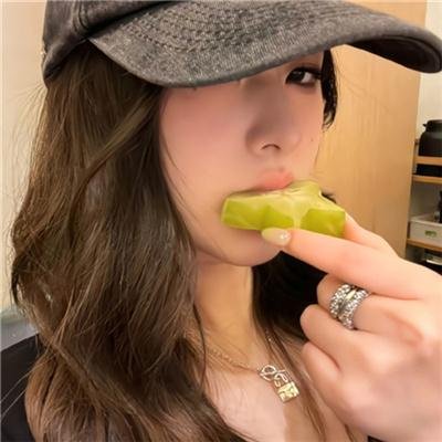 裹头巾的女人